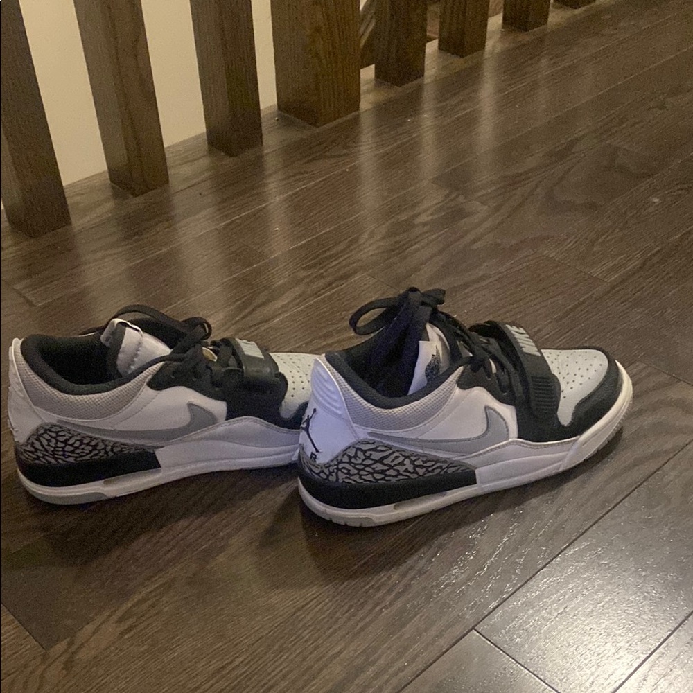 Nike Gray and White Sneakers Comfortable Low-Top Design